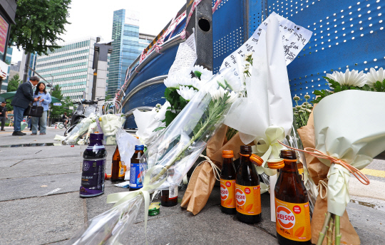 3일 이틀 전 교통사고가 발생한 서울 중구 시청역 교차로 인근 교통사고 현장에 희생자들을 추모하는 국화 및 추모글 등이 놓여져 있다.   [연합뉴스]